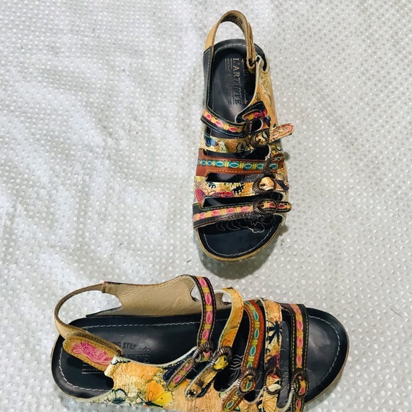 L'Artiste Taffyta Genuine Leather Strappy
Buckle Wedge Sandals - Picture 3 of 12